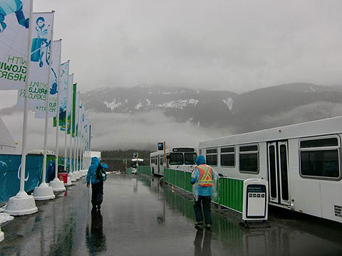 ［写真］雨空のウィスラー　選手村の入り口