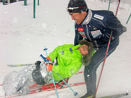 ［写真］新田佳浩選手とシットスキーで