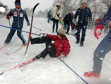 ［写真］スキーで転ぶお母さん