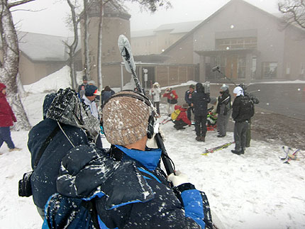 ［写真］報道陣が雪の中で