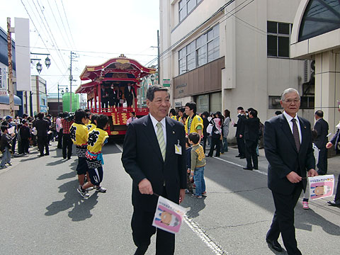 ［写真］先頭を歩く市長と市議会議長