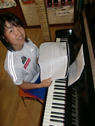 ピアノを弾く太田渉子選手