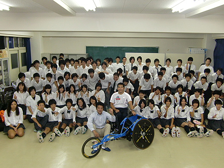 関根学園高校の生徒と長田選手