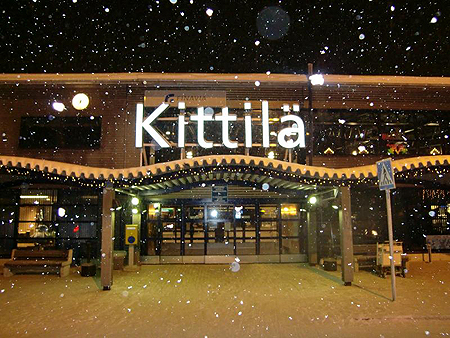 雪が降るキッテラ空港