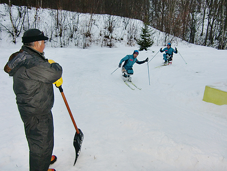 高田先生の前を滑走するシットスキー