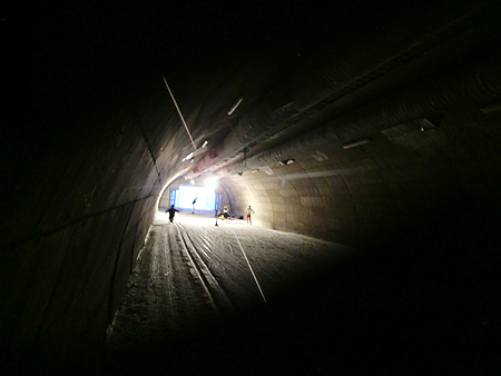 冬期間は休業しているスキートンネル