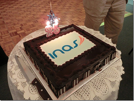INAS発足25周年を祝うチョコレートケーキ