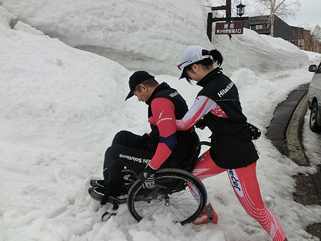 長田さんのシットスキーの乗り降りをサポートする太田選手