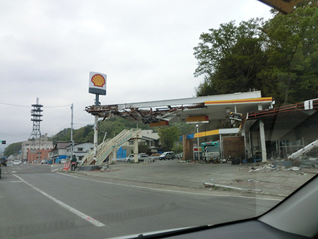 ガソリンスタンドの屋根まで津波が