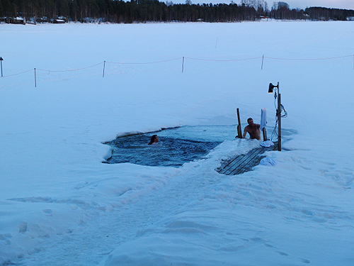 厚い氷に穴をあけてあって、湖に入れる