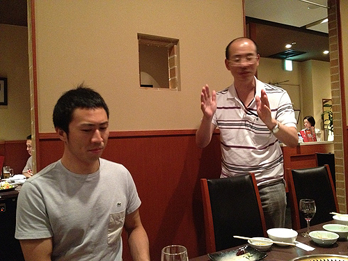 夕食会で激励する職場の和田部長