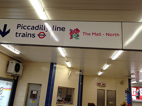 地下鉄ピカデリー・ラインもパラリンピックのマークに変わっていた