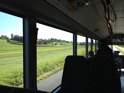 チューリッヒから西へ列車で30分、バスに乗り継いで