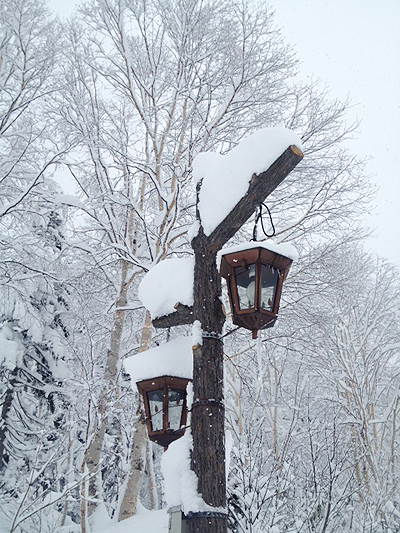 旭岳温泉の素敵な街燈も雪で