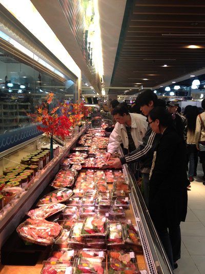 香港のスーパーのお寿司コーナー