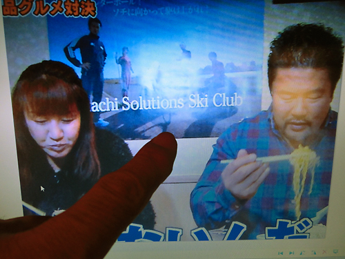 健介＆北斗夫妻の後ろに、日立ソリューションズスキー部のポスターが写っていました