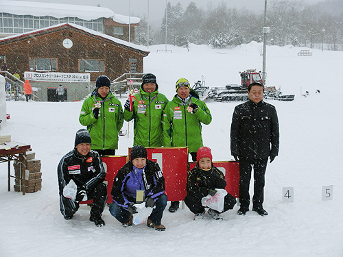 旭川スキー連盟の山下会長と入賞した選手たち