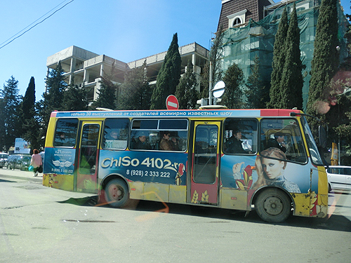 市内を走るバス