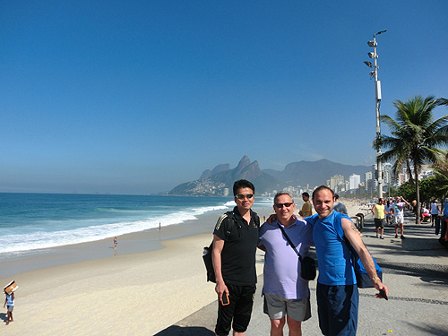 イタリアのマルコ会長とワルター、リカルドの4人で昼休みにビーチに行ってみた
