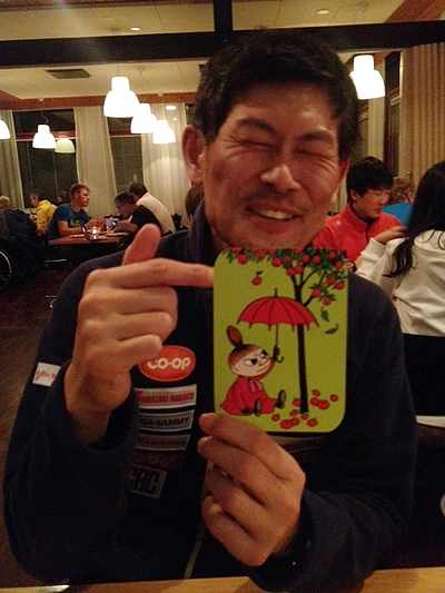 江野麻由子から貰ったお礼のメッセージカードに喜ぶ竹原コーチ