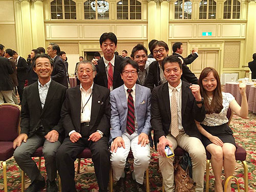 前列左から中村好男教授、シダックス志太会長、平田竹男教授、荒井、濱田愛さん、後列左から松下浩二さん、山口雄人くん、赤城俊二くんの同期のメンバーです