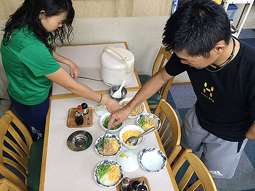 今日の昼食は、松山旅館の三色丼です