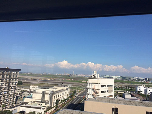 会議室から羽田空港の滑走路が見えます