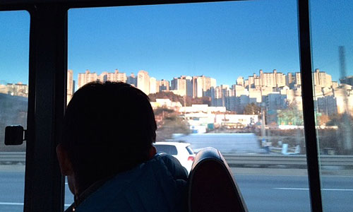 バスから見たソウルの高層住宅群