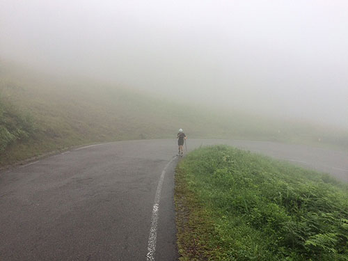 雨の中、出来島選手ローラースキーで笹ヶ峰まで上る