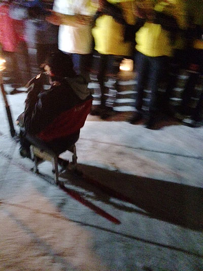 シットスキーの子供が聖火を運ぶ