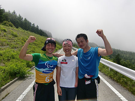 左から佐藤圭一選手、太田渉子選手、荒井秀樹監督