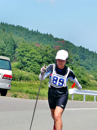 登り坂を懸命に走る太田渉子選手