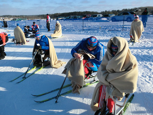 毛布をかけてスタートを待つシットスキー選手